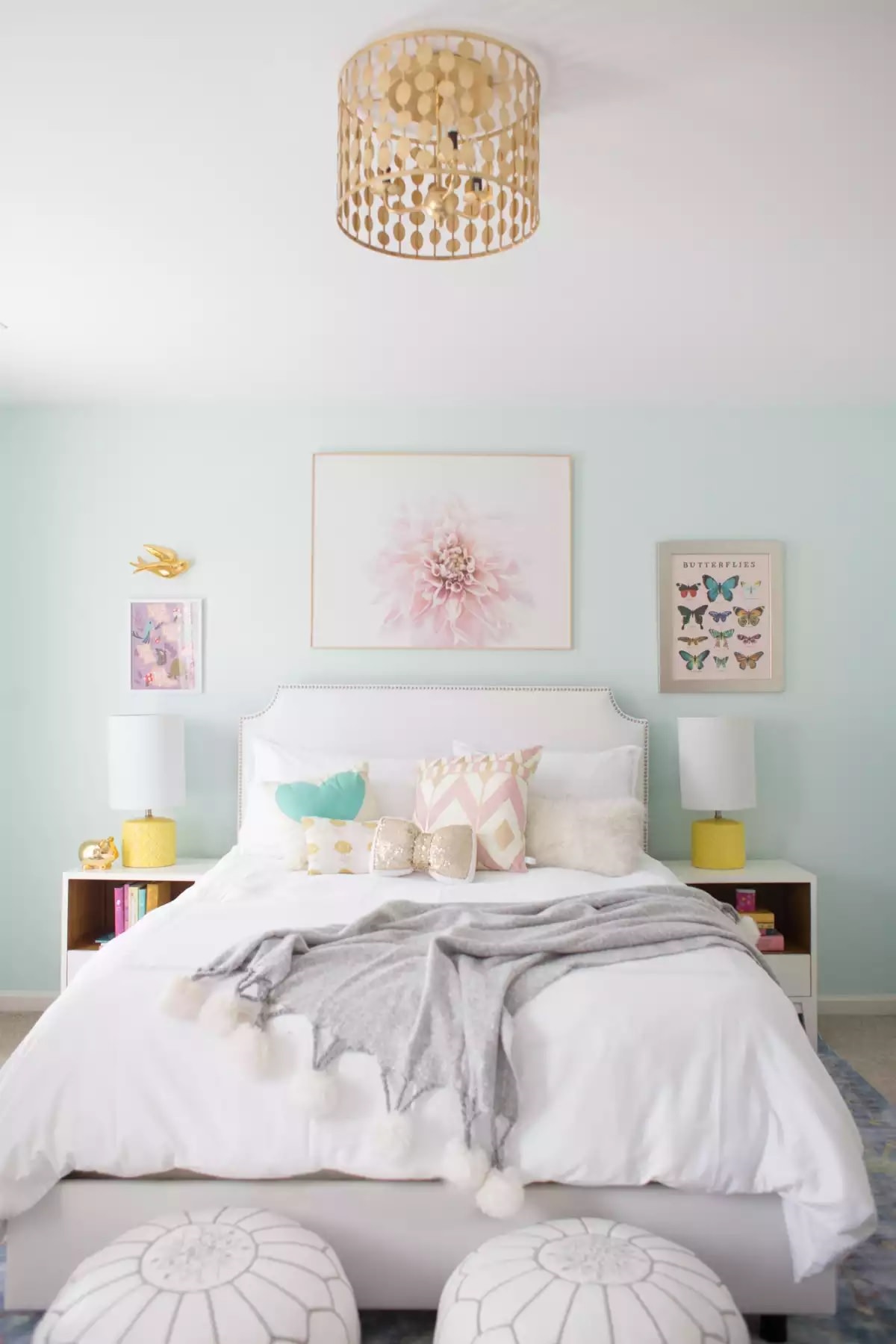اتاق خواب نوجوان دختر با رنگ پاستلی آبی و تابلو پروانه و دکوری پرنده